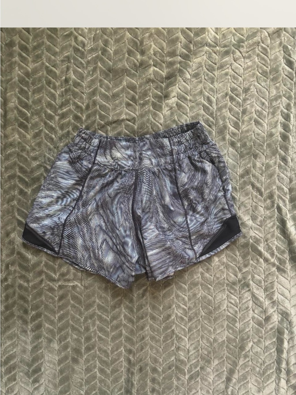 Lululemon size 4 green and Gray Patterned Women's Athletic Shorts